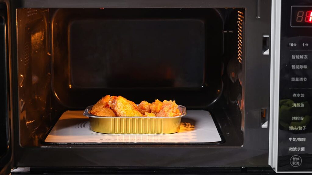 calentar alimentos con un recipiente de aluminio en el horno microondas